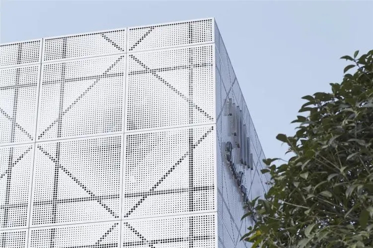 墙面铝单板墙面铝单板采用强度高的铝合金板材加工而成,其常用厚度为